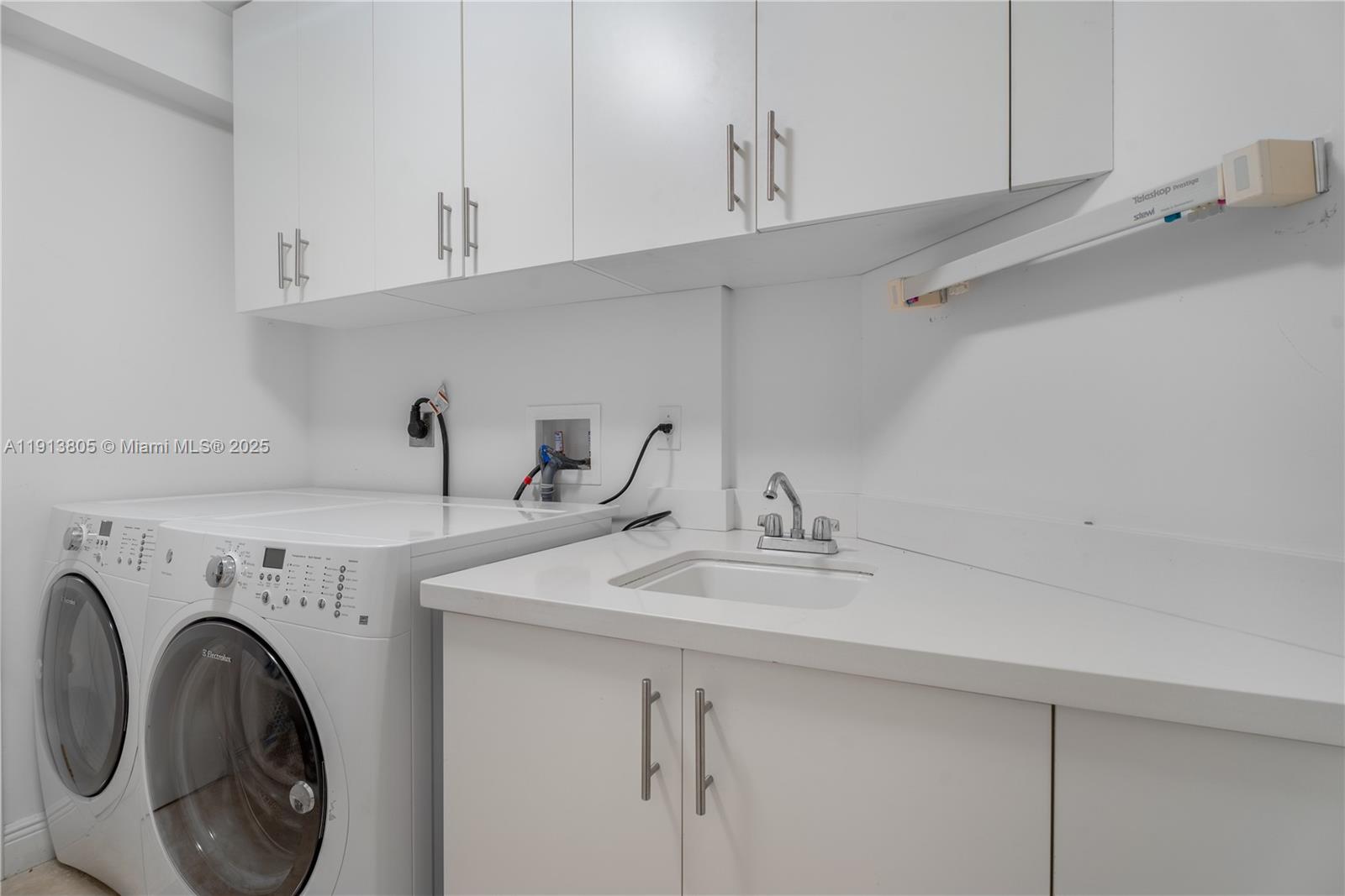 Ver detalles 1605 4 / 5 3340 sq. ft. $ 2025-11-13 0 foto