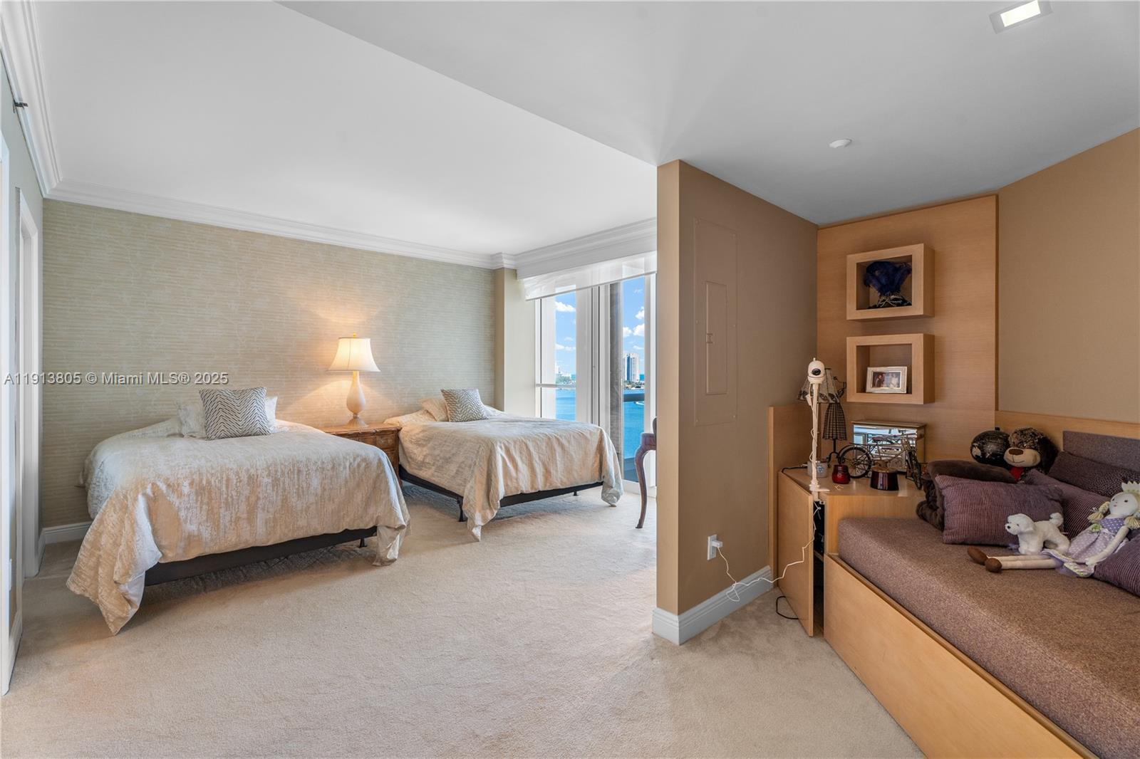 Ver detalles 1605 4 / 5 3340 sq. ft. $ 2025-11-13 0 foto