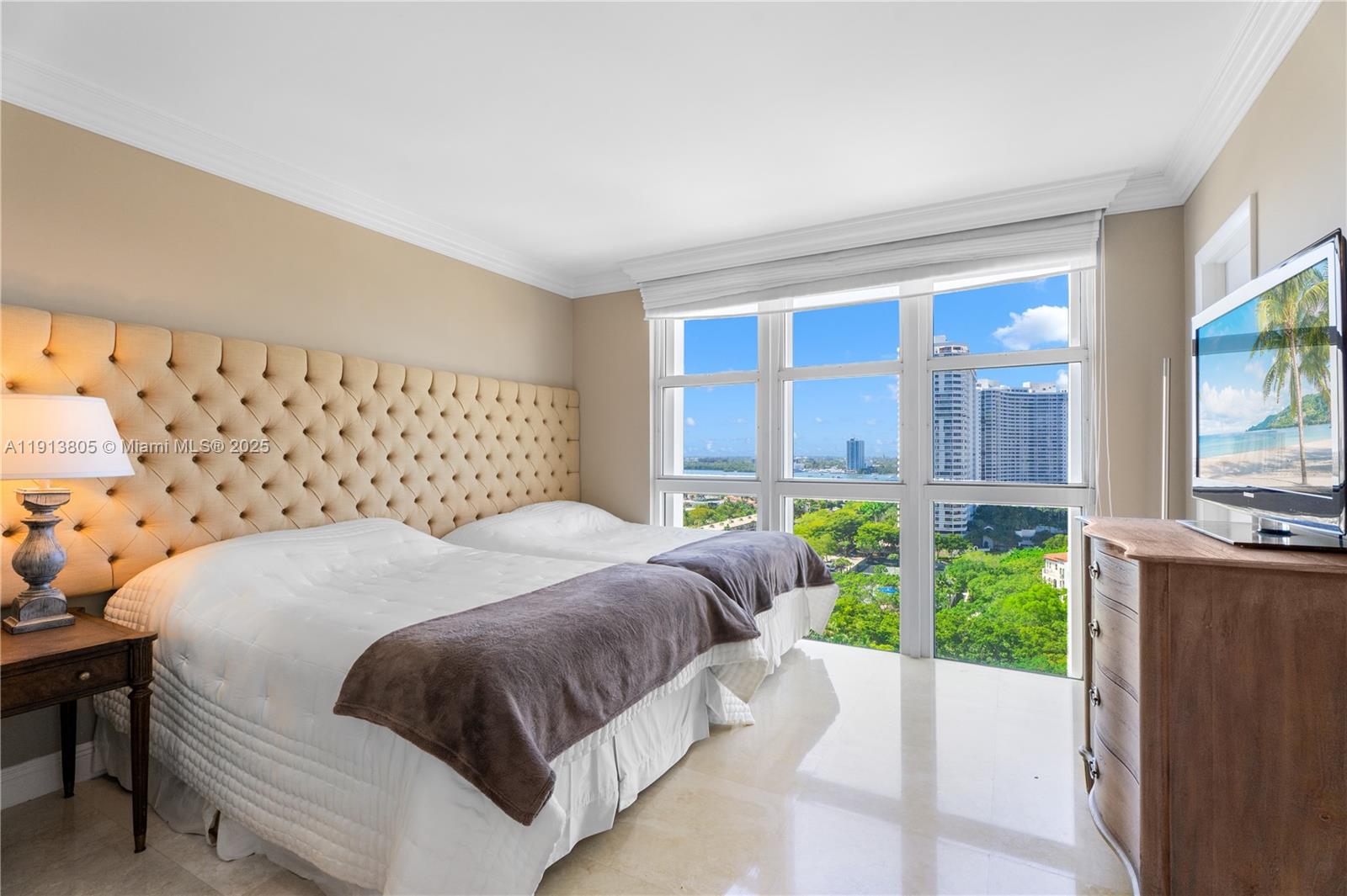 Ver detalles 1605 4 / 5 3340 sq. ft. $ 2025-11-13 0 foto