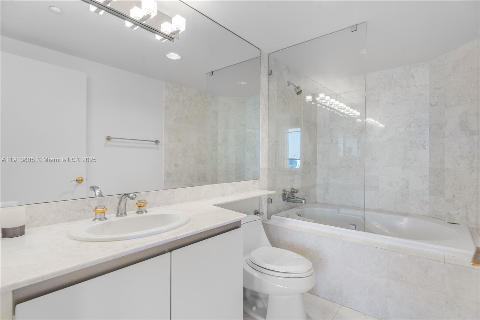 Ver detalles 1605 4 / 5 3340 sq. ft. $ 2025-11-13 0 foto