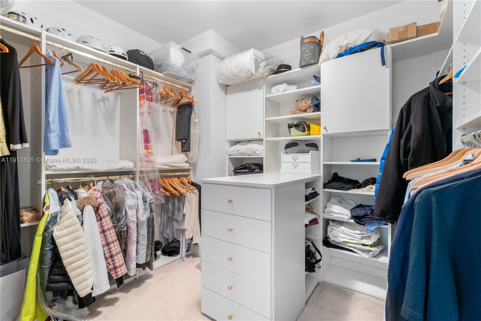 Ver detalles 1605 4 / 5 3340 sq. ft. $ 2025-11-13 0 foto