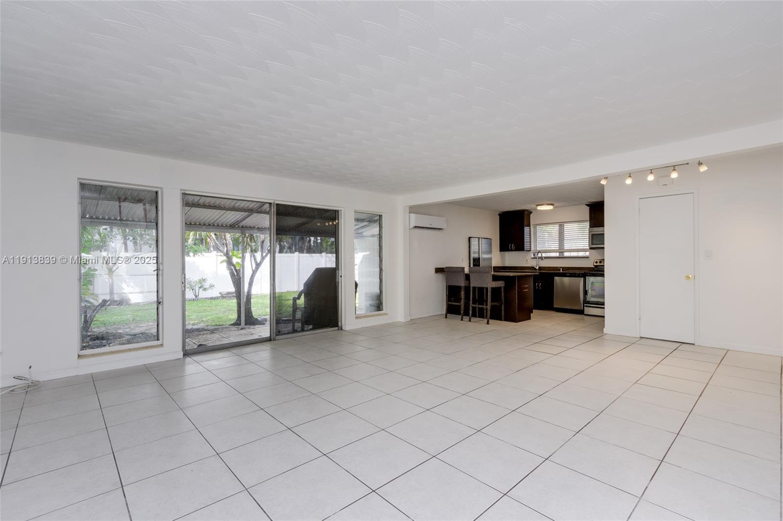 See details / 2275 sq. ft. $ 2025-11-13 0 Photo