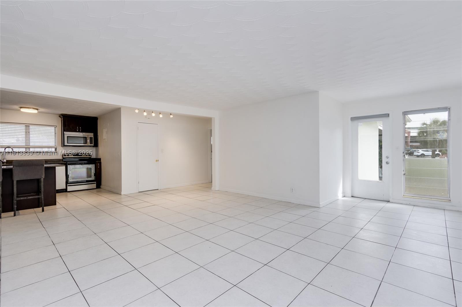 See details / 2275 sq. ft. $ 2025-11-13 0 Photo