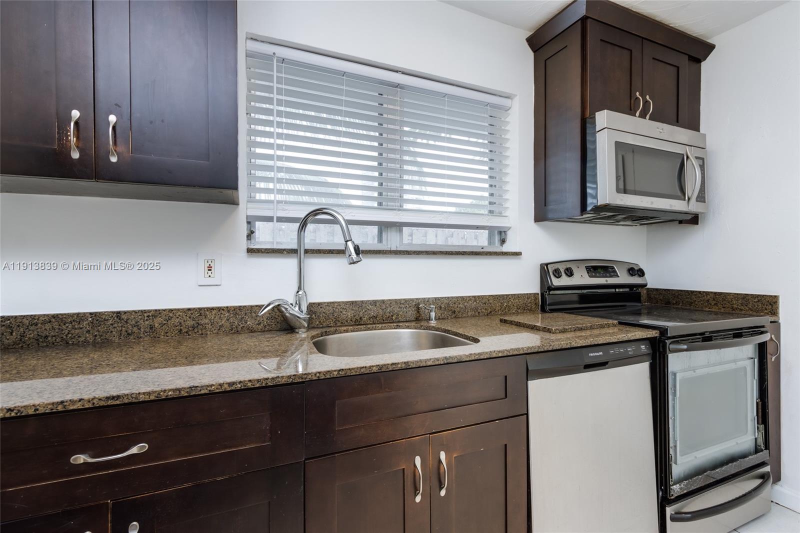 See details / 2275 sq. ft. $ 2025-11-13 0 Photo