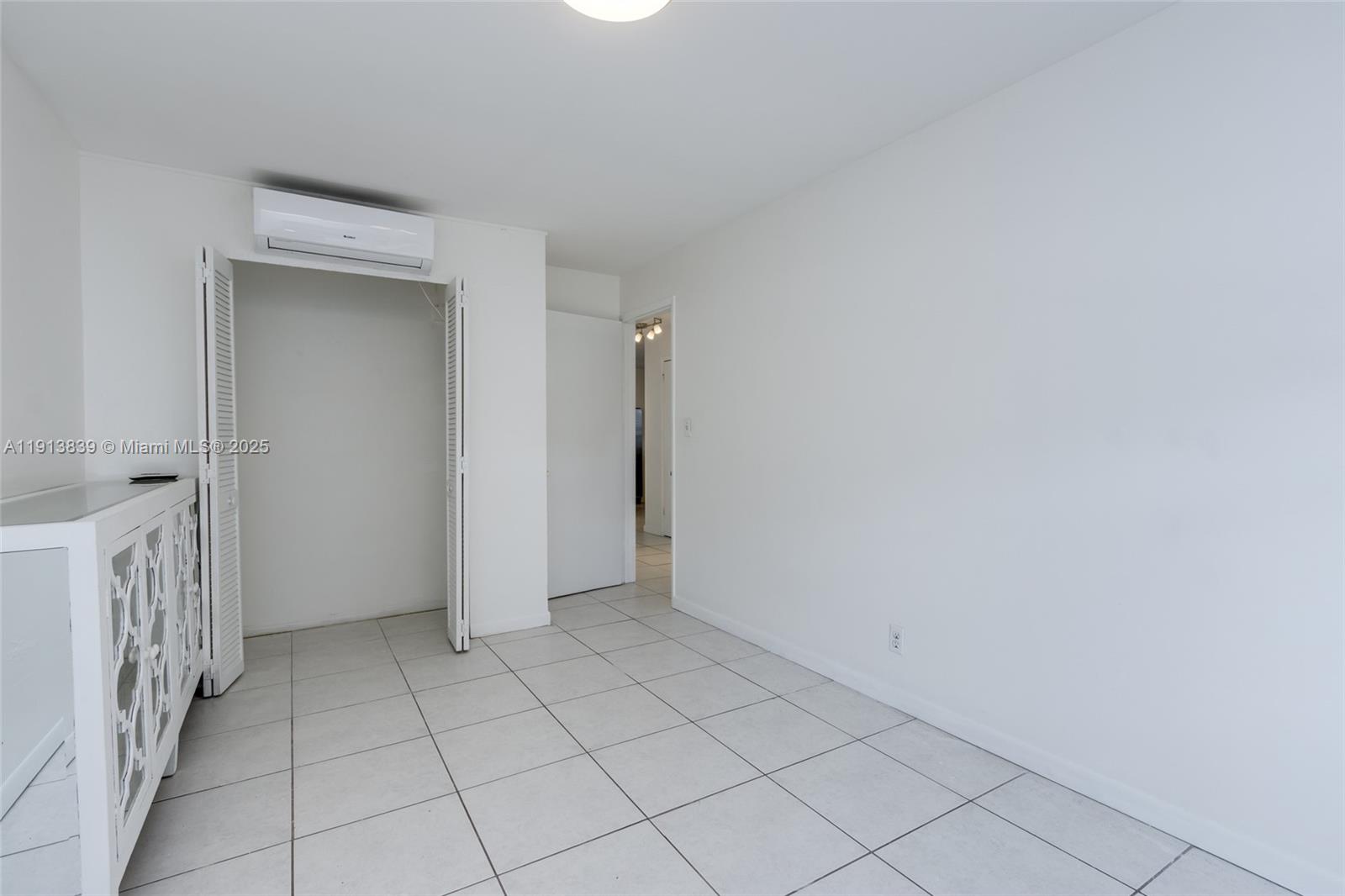 See details / 2275 sq. ft. $ 2025-11-13 0 Photo