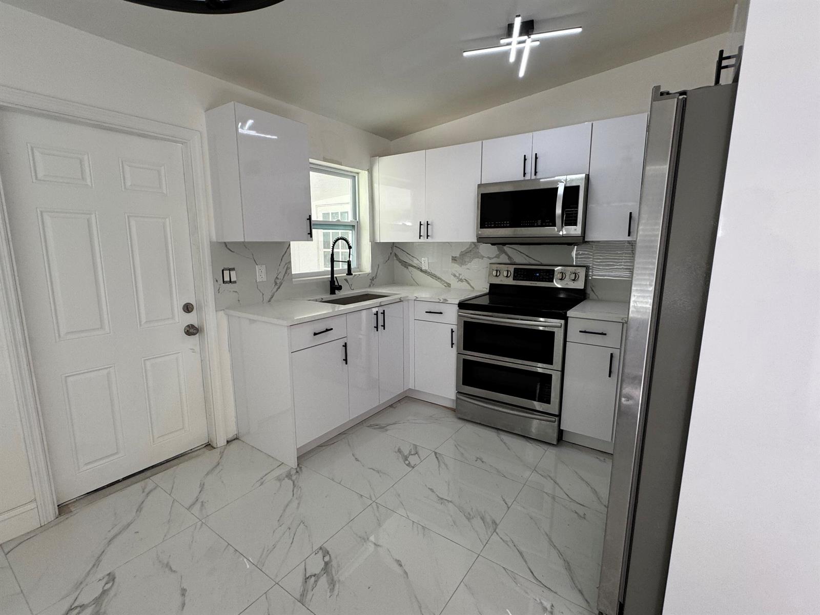 A  / 4 3384 sq. ft. $ 2026-06-21 0 foto