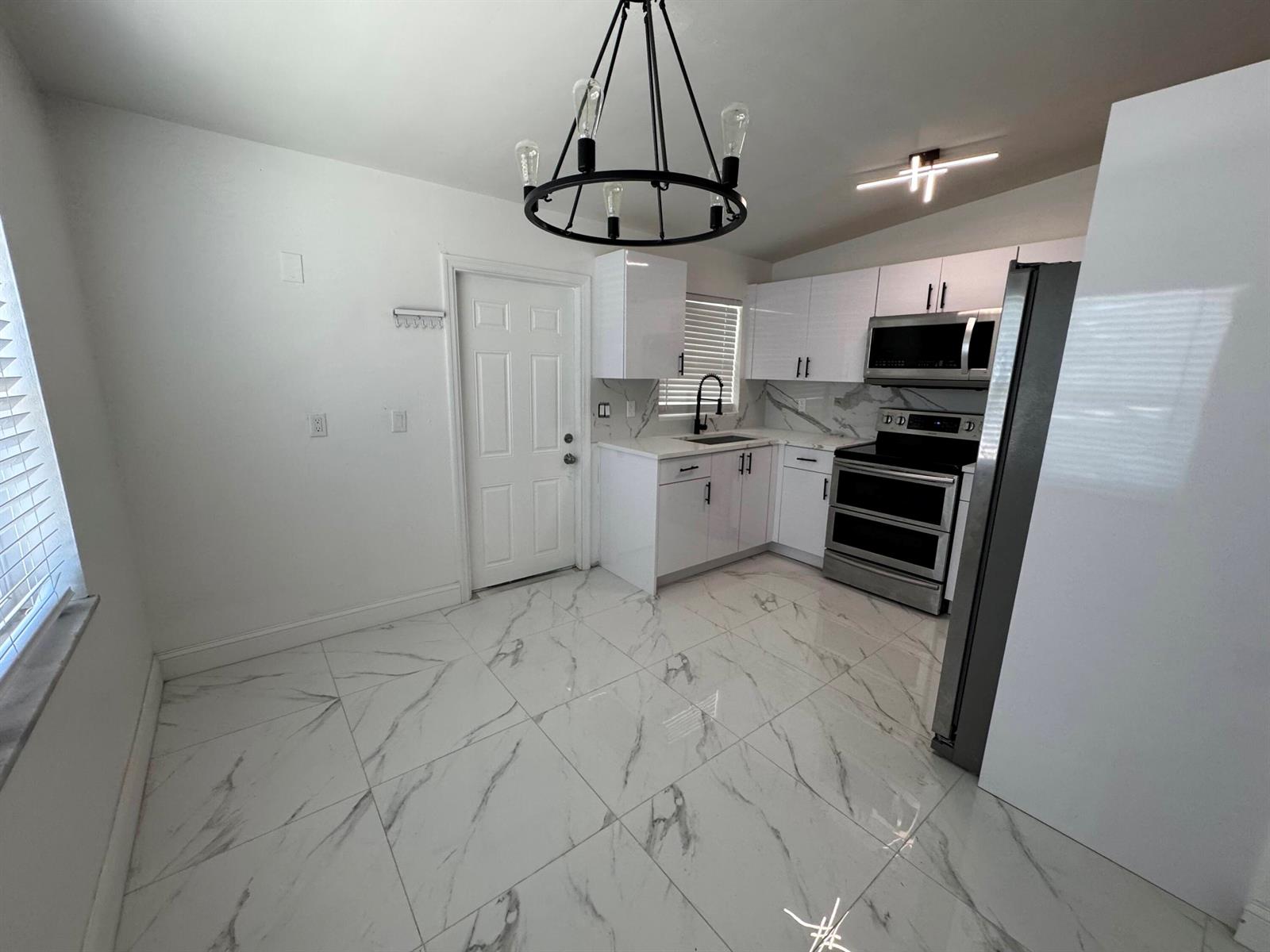 A  / 4 3384 sq. ft. $ 2026-06-21 0 foto
