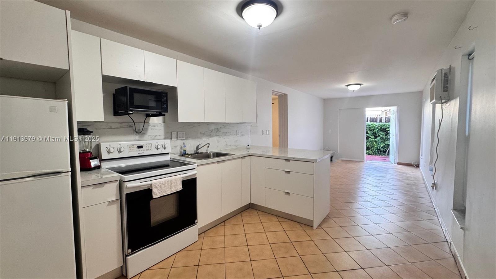 Ver detalles 11570 3 / 2 1401 sq. ft. $ 2025-11-13 0 foto