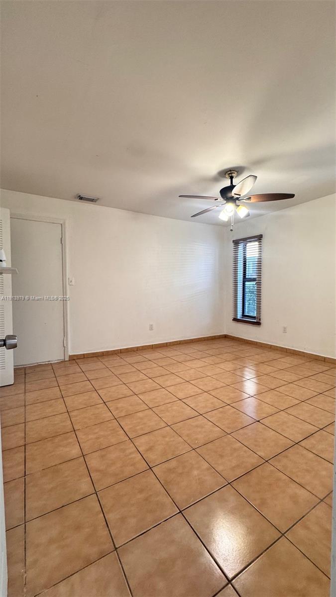 Ver detalles 11570 3 / 2 1401 sq. ft. $ 2025-11-13 0 foto