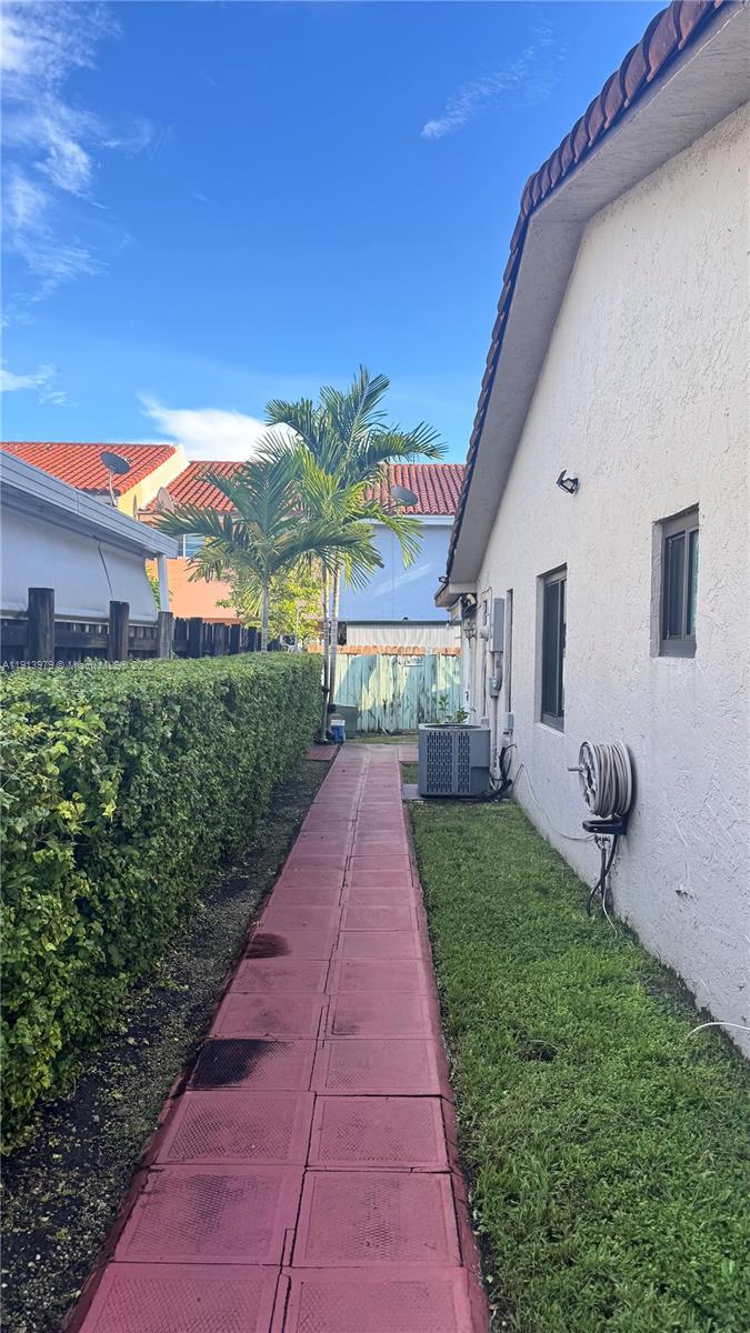 Ver detalles 11570 3 / 2 1401 sq. ft. $ 2025-11-13 0 foto