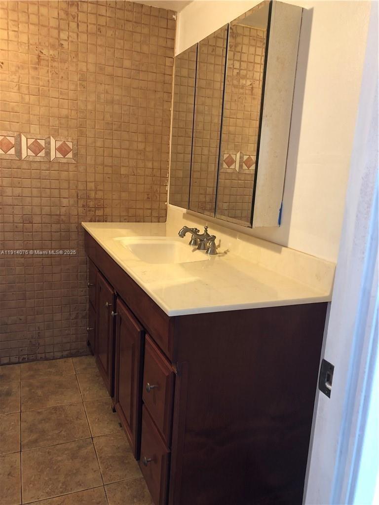 403-1 2 / 2 1317 sq. ft. $ 2025-11-14 0 Photo