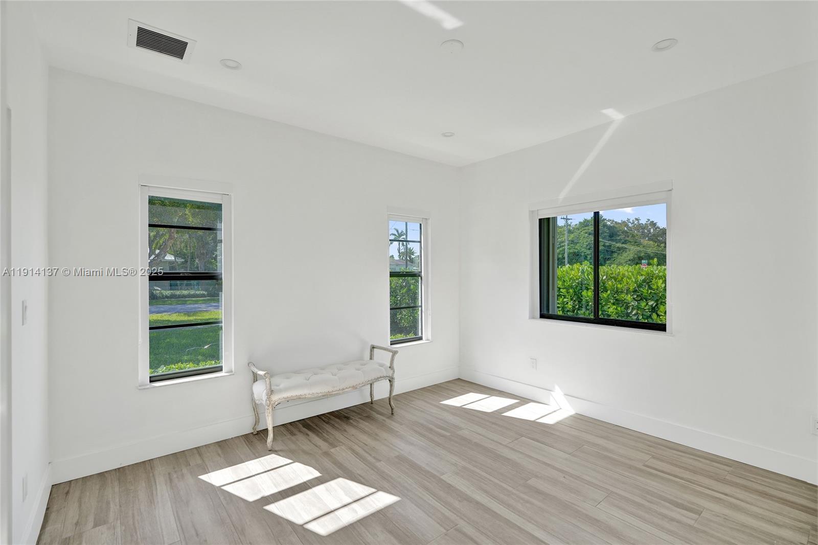 See details / 2672 sq. ft. $ 2025-11-14 0 Photo