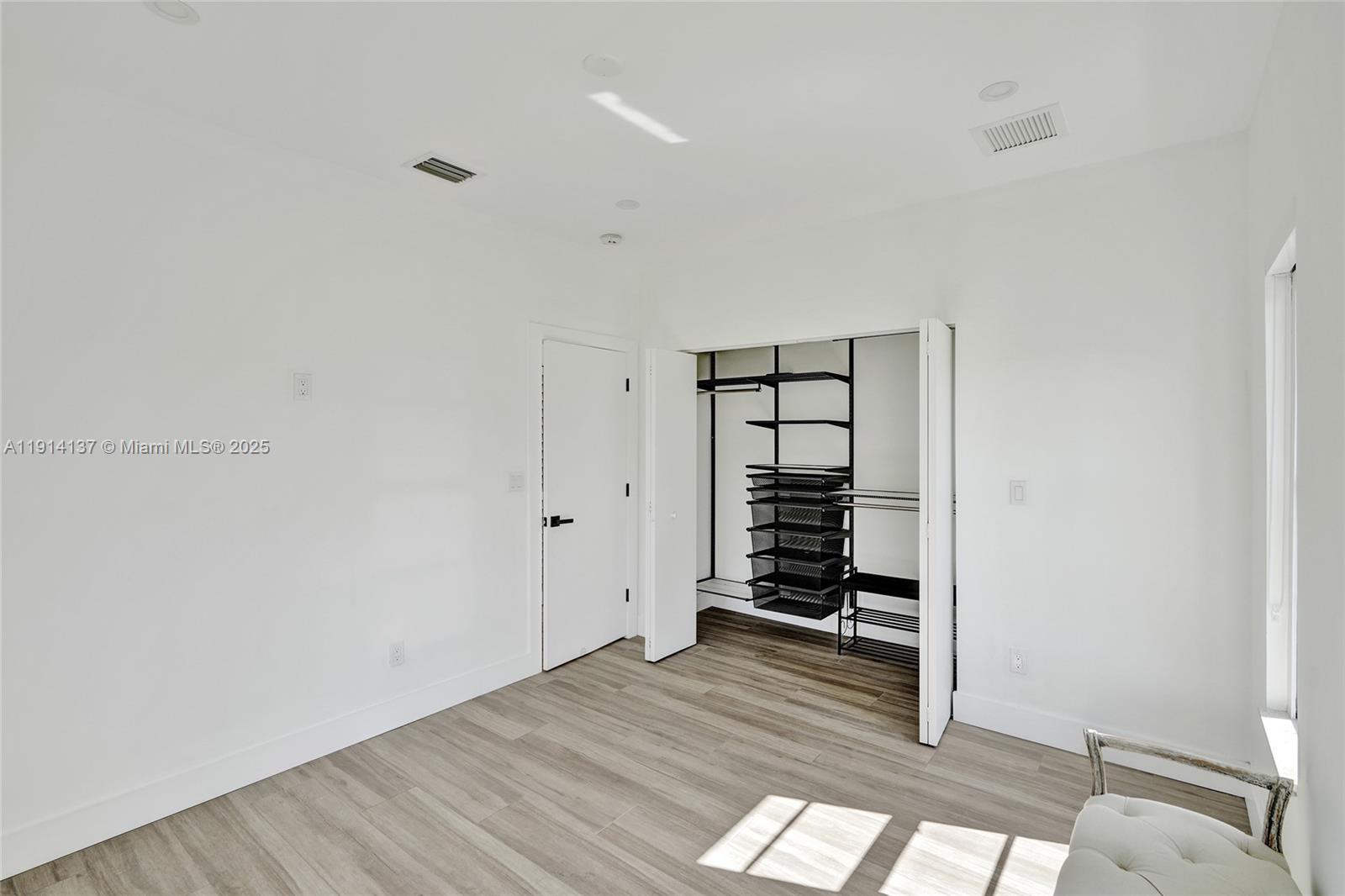 See details / 2672 sq. ft. $ 2025-11-14 0 Photo