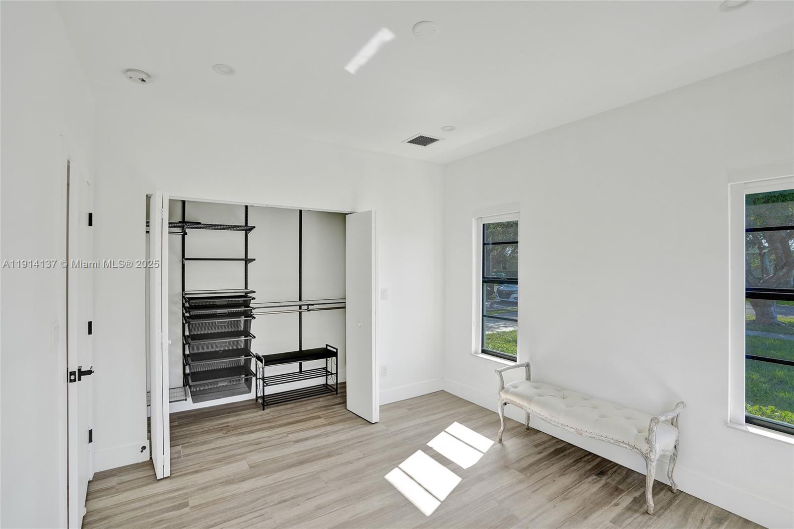 See details / 2672 sq. ft. $ 2025-11-14 0 Photo