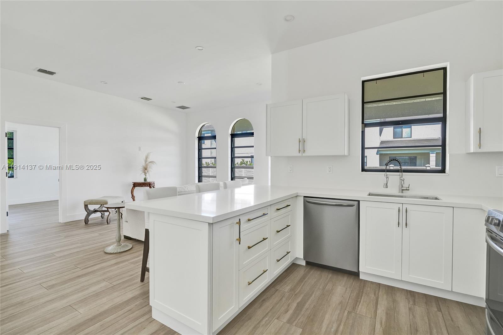 See details / 2672 sq. ft. $ 2025-11-14 0 Photo