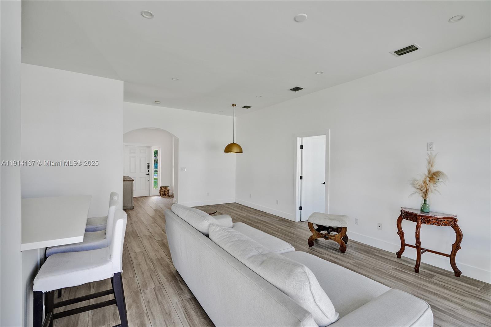 See details / 2672 sq. ft. $ 2025-11-14 0 Photo