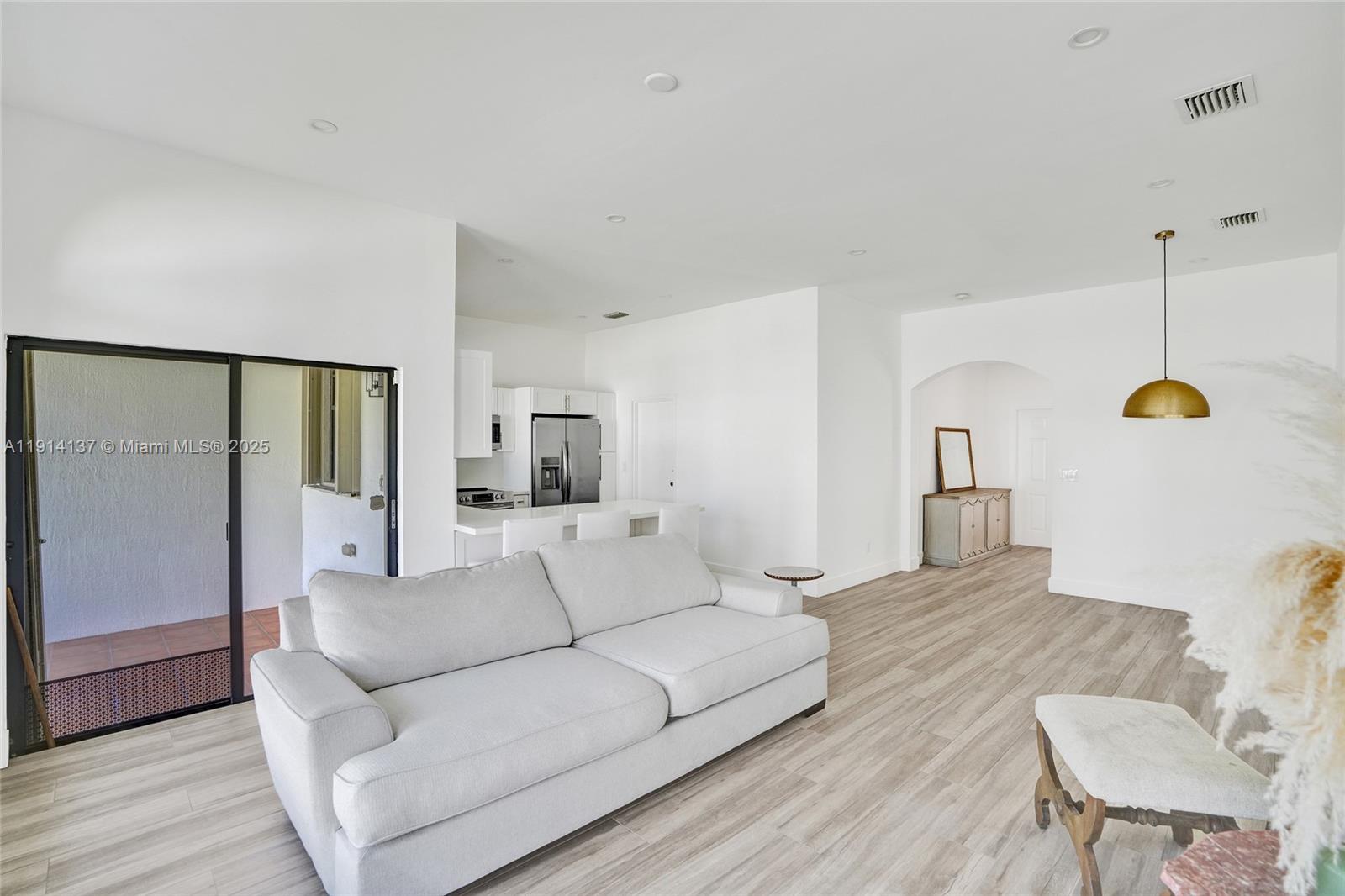 See details / 2672 sq. ft. $ 2025-11-14 0 Photo