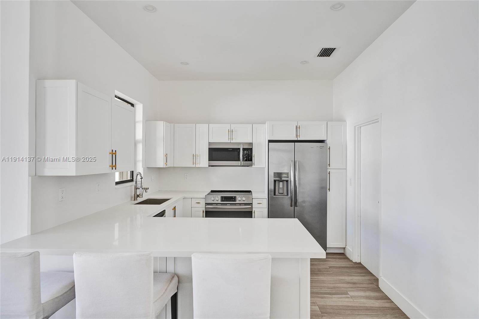 See details / 2672 sq. ft. $ 2025-11-14 0 Photo