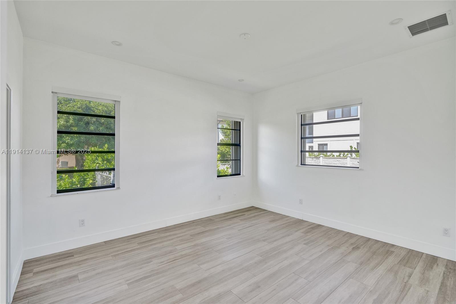 See details / 2672 sq. ft. $ 2025-11-14 0 Photo