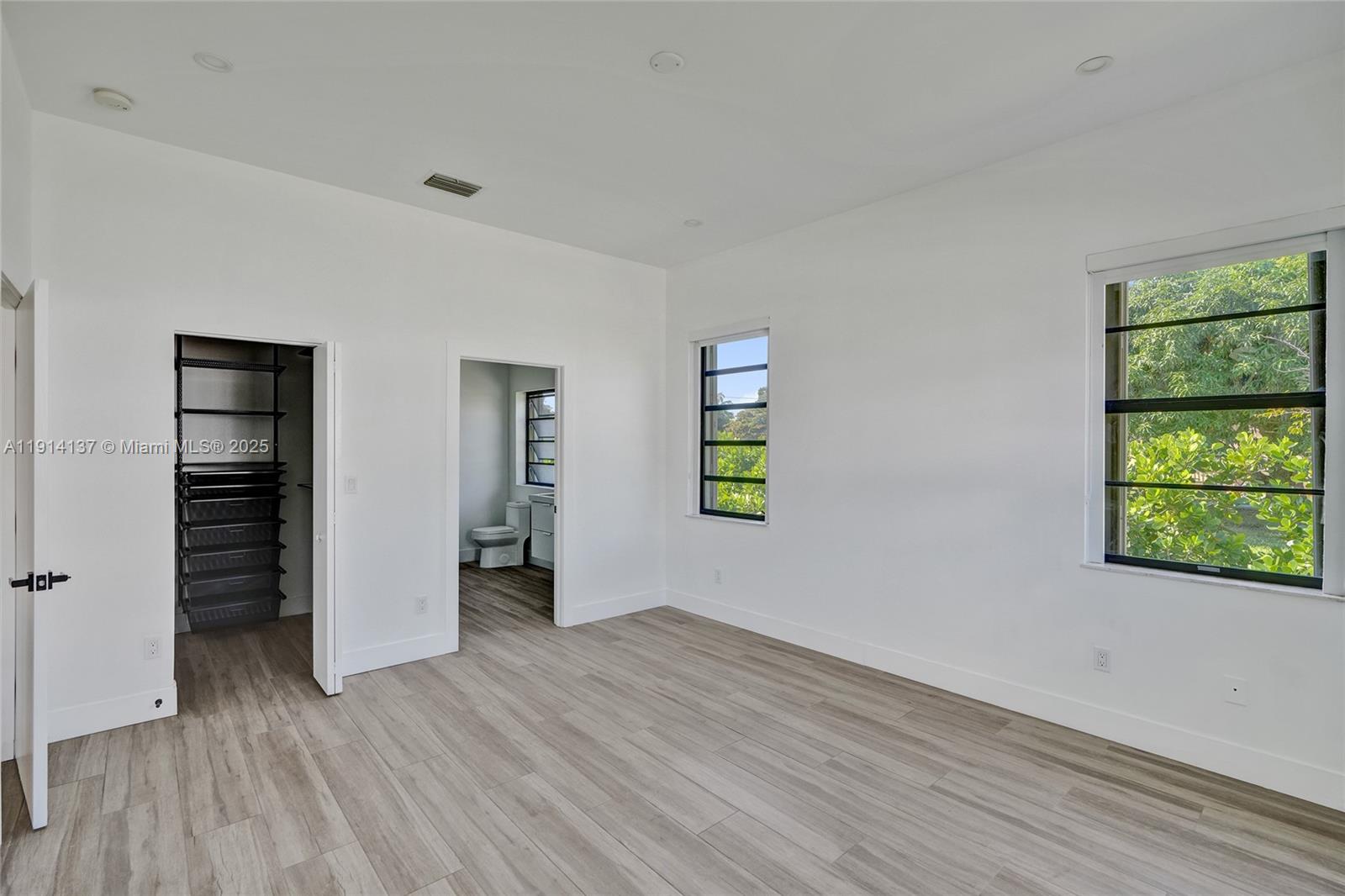 See details / 2672 sq. ft. $ 2025-11-14 0 Photo