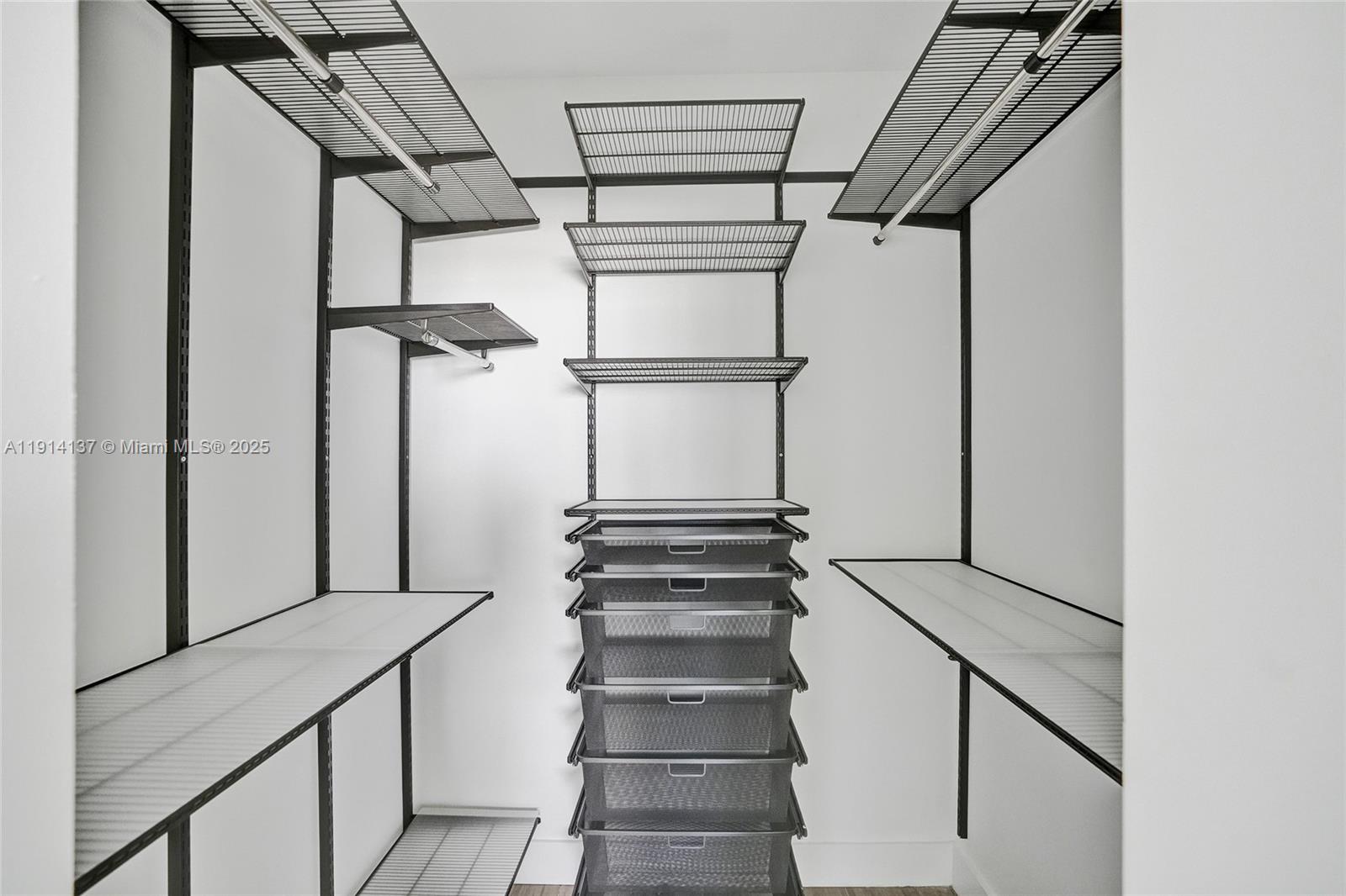 See details / 2672 sq. ft. $ 2025-11-14 0 Photo