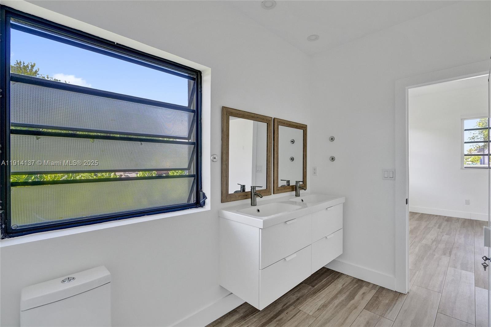 See details / 2672 sq. ft. $ 2025-11-14 0 Photo