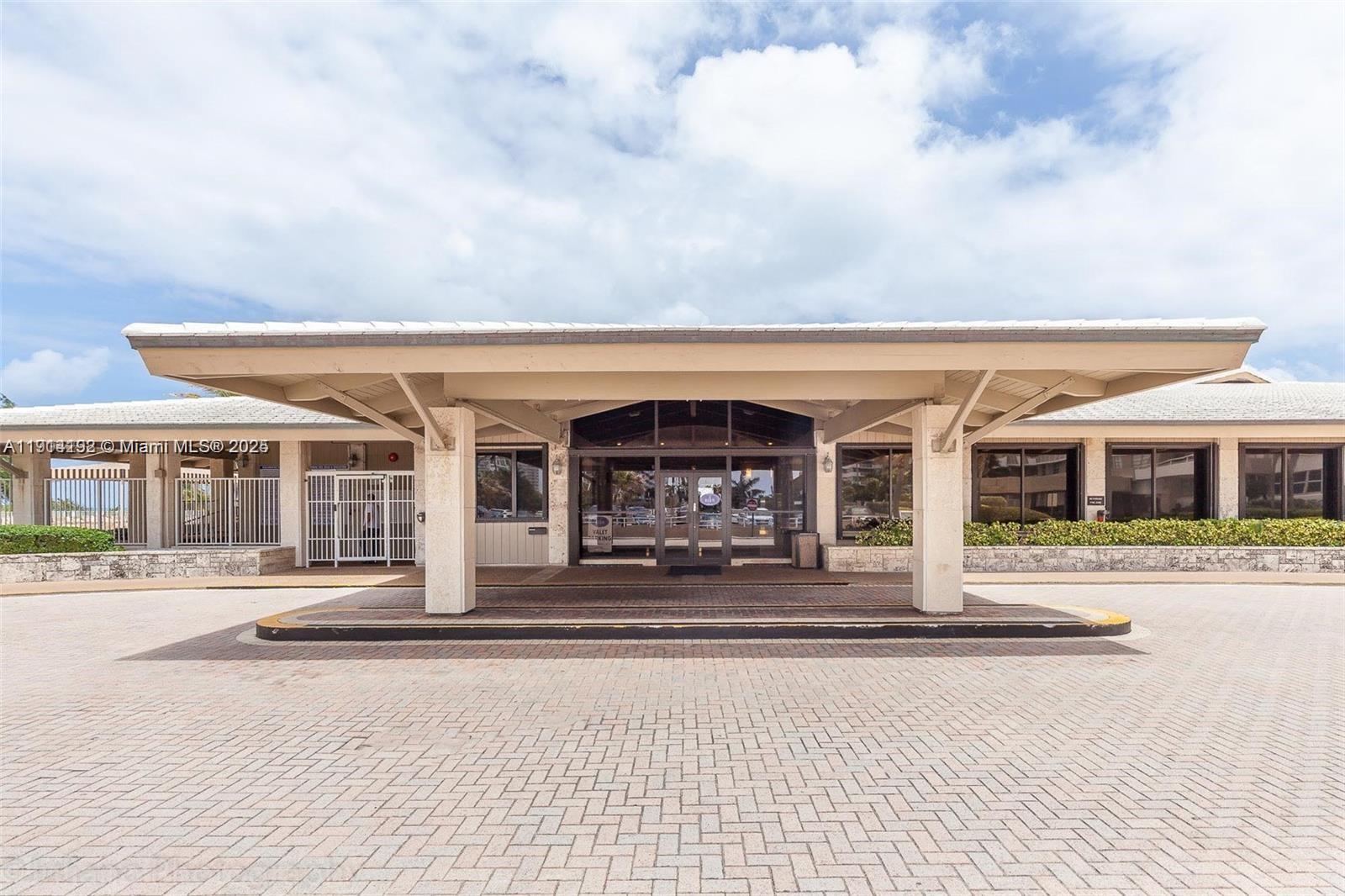 10 M 1 / 2 798 sq. ft. $ 2025-11-14 0 Photo