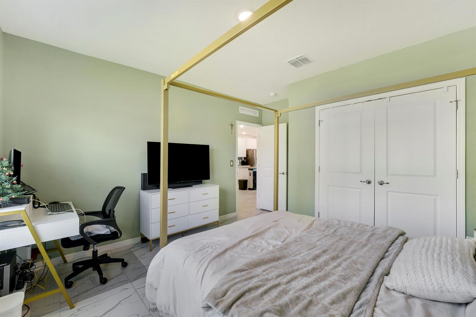684 4 / 2 2066 sq. ft. $ 2026-09-15 0 Photo