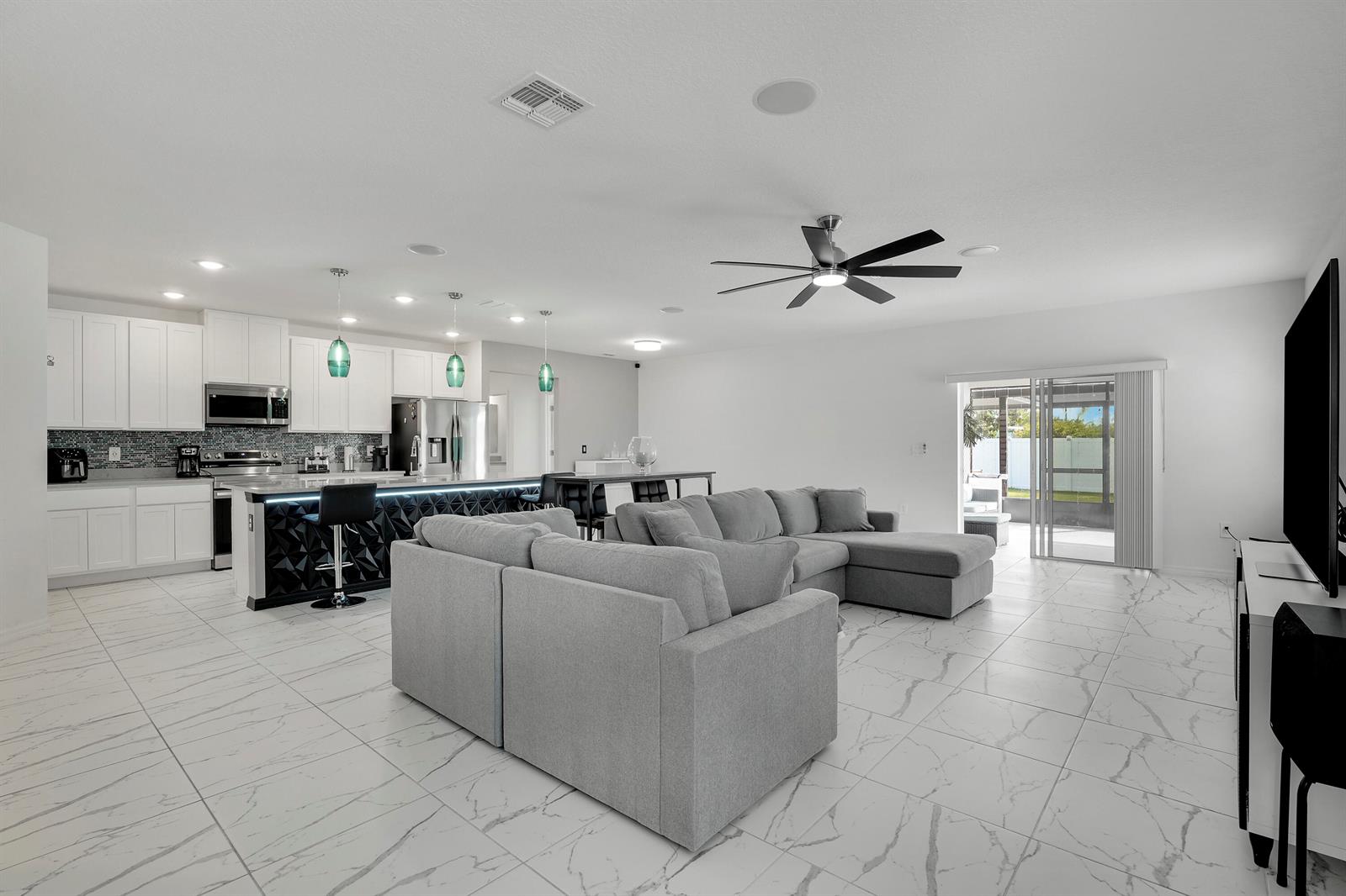 684 4 / 2 2066 sq. ft. $ 2026-09-15 0 Photo
