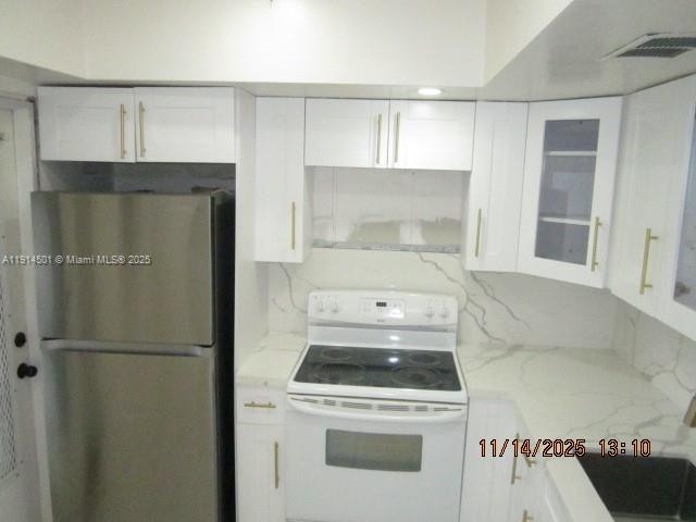 See details 208 2 / 1 810 sq. ft. $ 2025-11-14 0 Photo