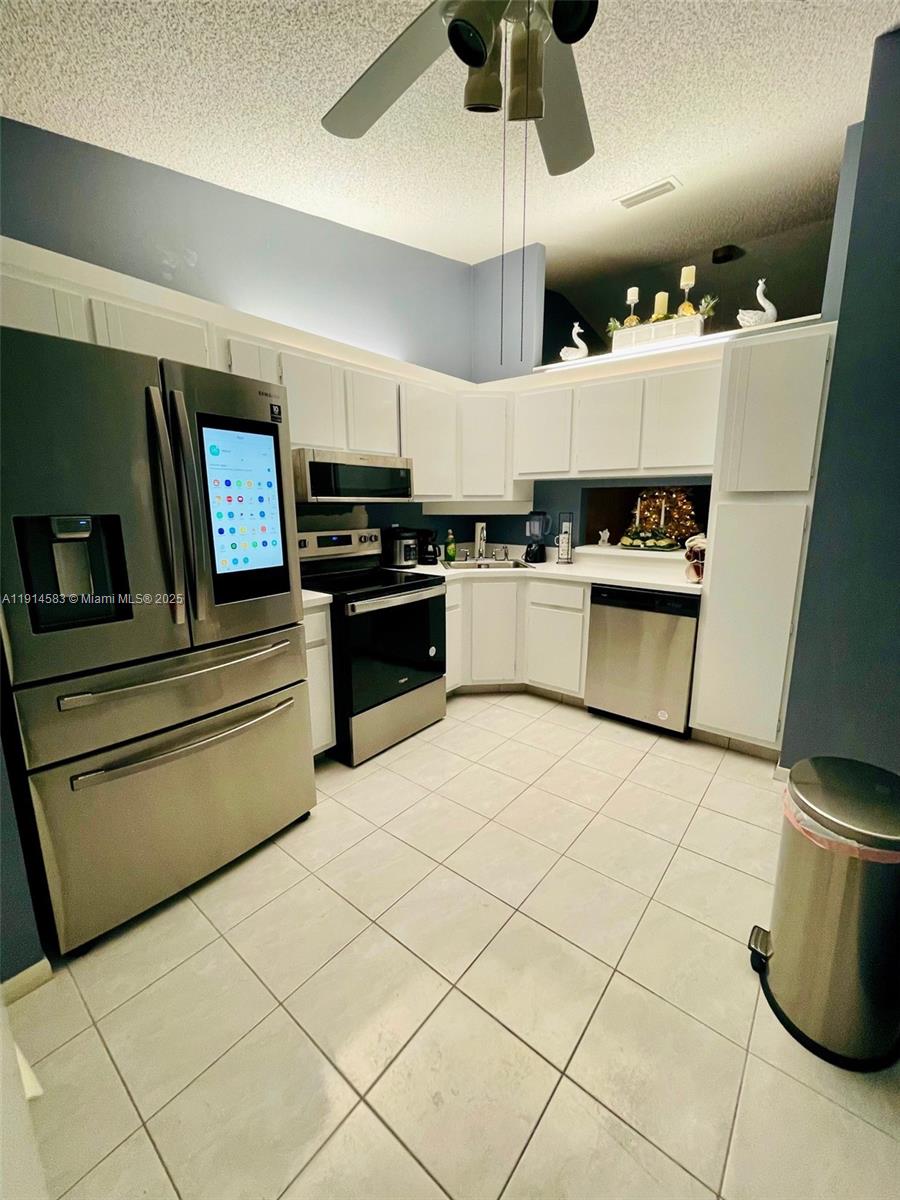 Ver detalles B 2 / 2 1370 sq. ft. $ 2025-11-14 0 foto