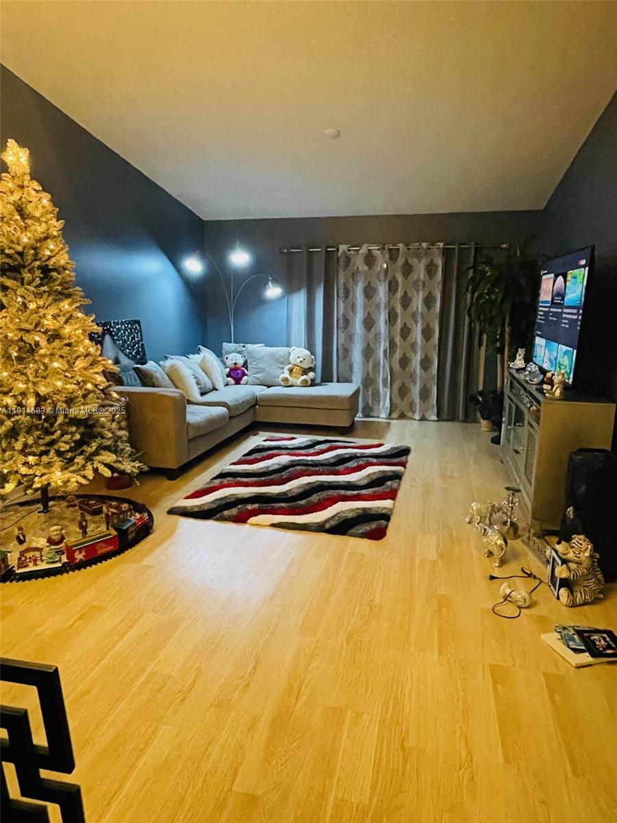 Ver detalles B 2 / 2 1370 sq. ft. $ 2025-11-14 0 foto