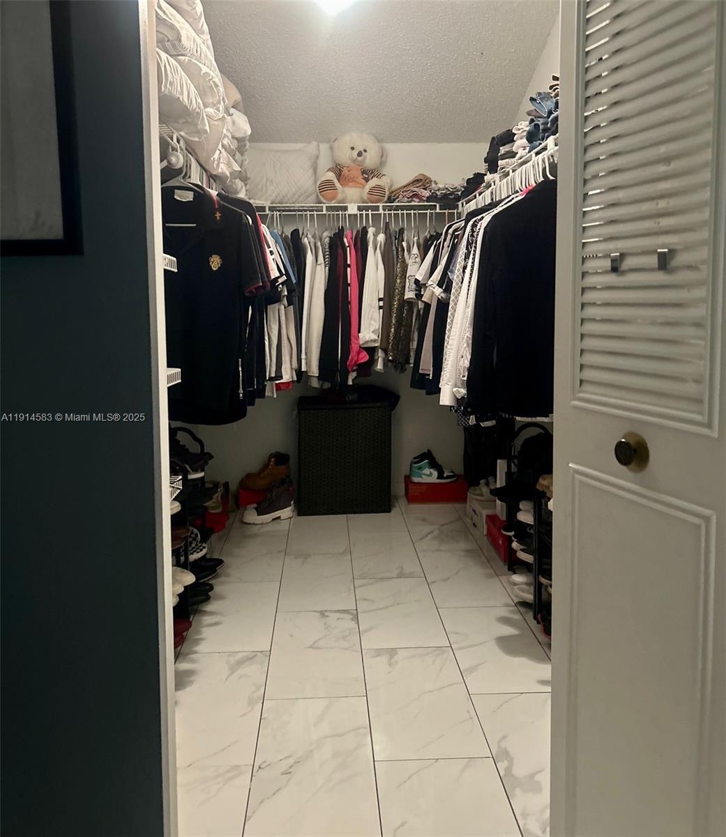 Ver detalles B 2 / 2 1370 sq. ft. $ 2025-11-14 0 foto