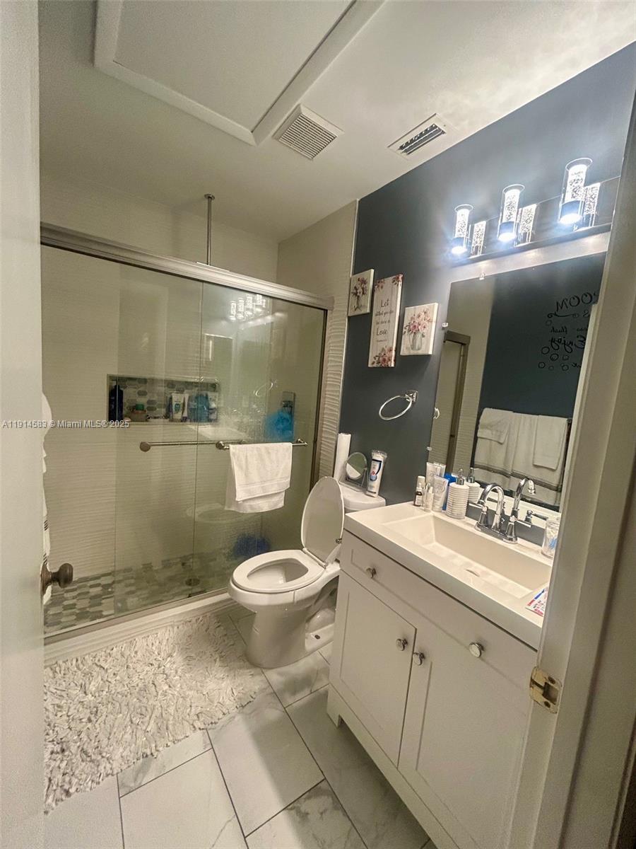 Ver detalles B 2 / 2 1370 sq. ft. $ 2025-11-14 0 foto