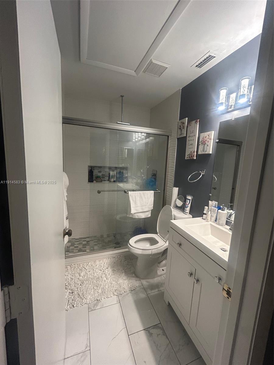 Ver detalles B 2 / 2 1370 sq. ft. $ 2025-11-14 0 foto