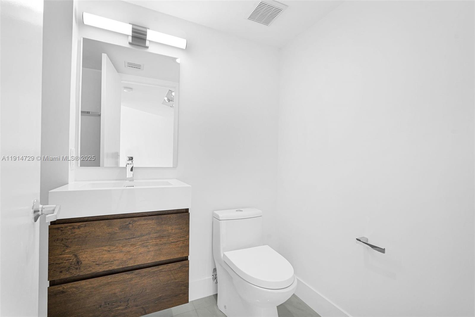 Photo of 16485 Collins Ave #1236, Sunny Isles Beach, Florida, 33160 - full 3rd bath