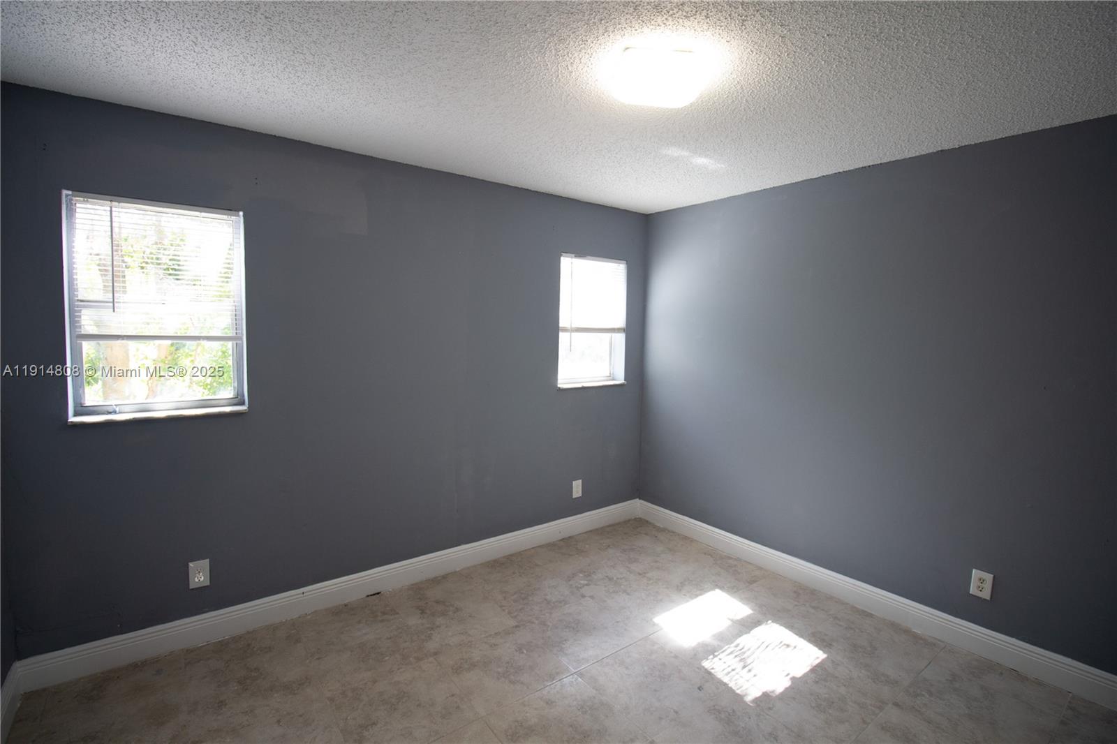 Ver detalles / 3330 sq. ft. $ 2025-11-15 0 foto