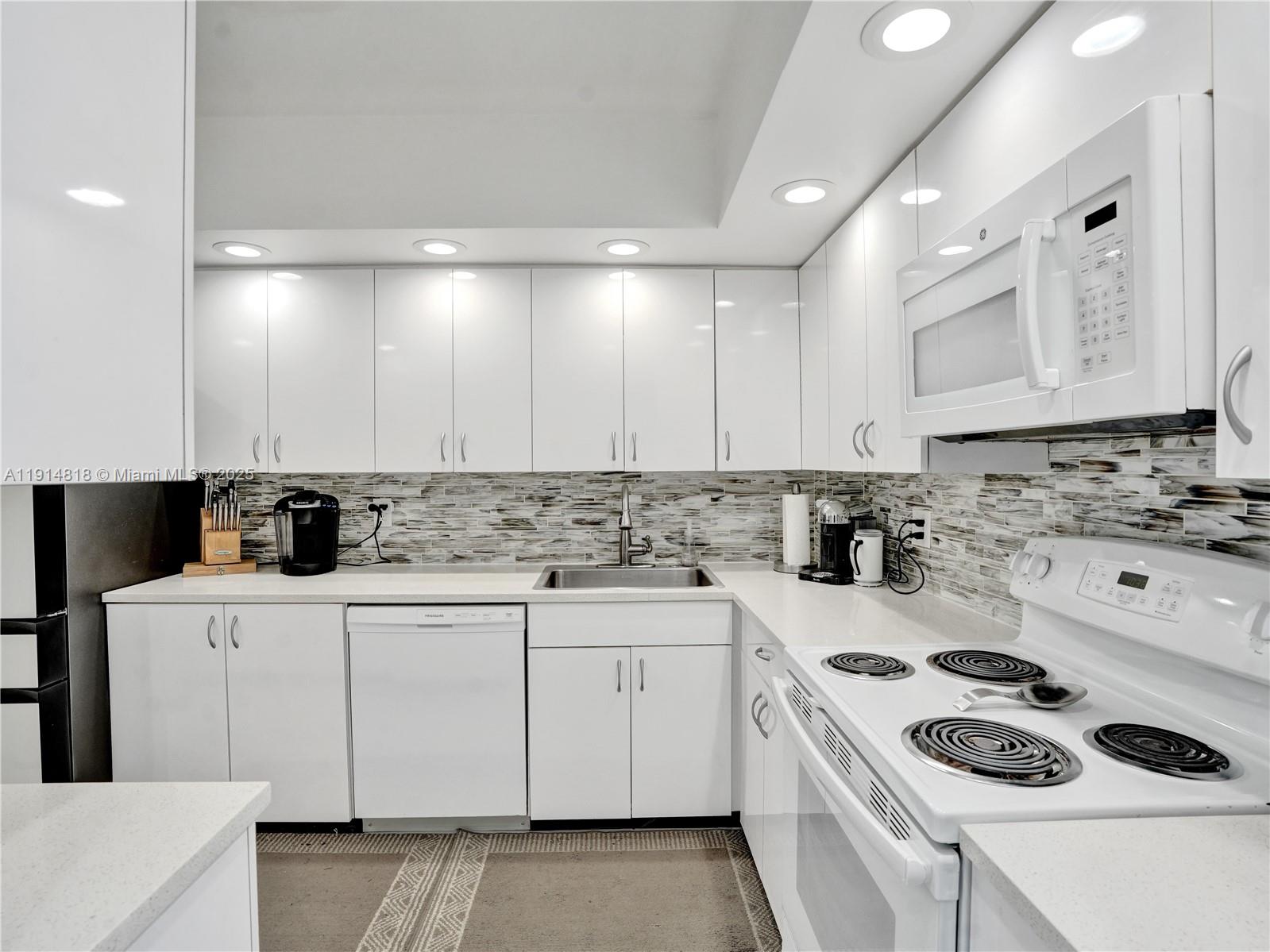 See details 1204 2 / 3 2444 sq. ft. $ 2025-11-15 0 Photo