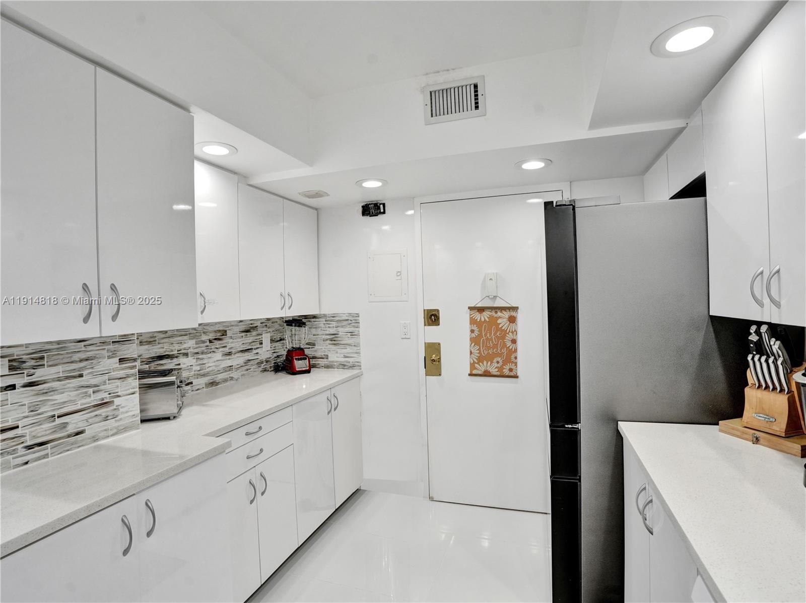 See details 1204 2 / 3 2444 sq. ft. $ 2025-11-15 0 Photo