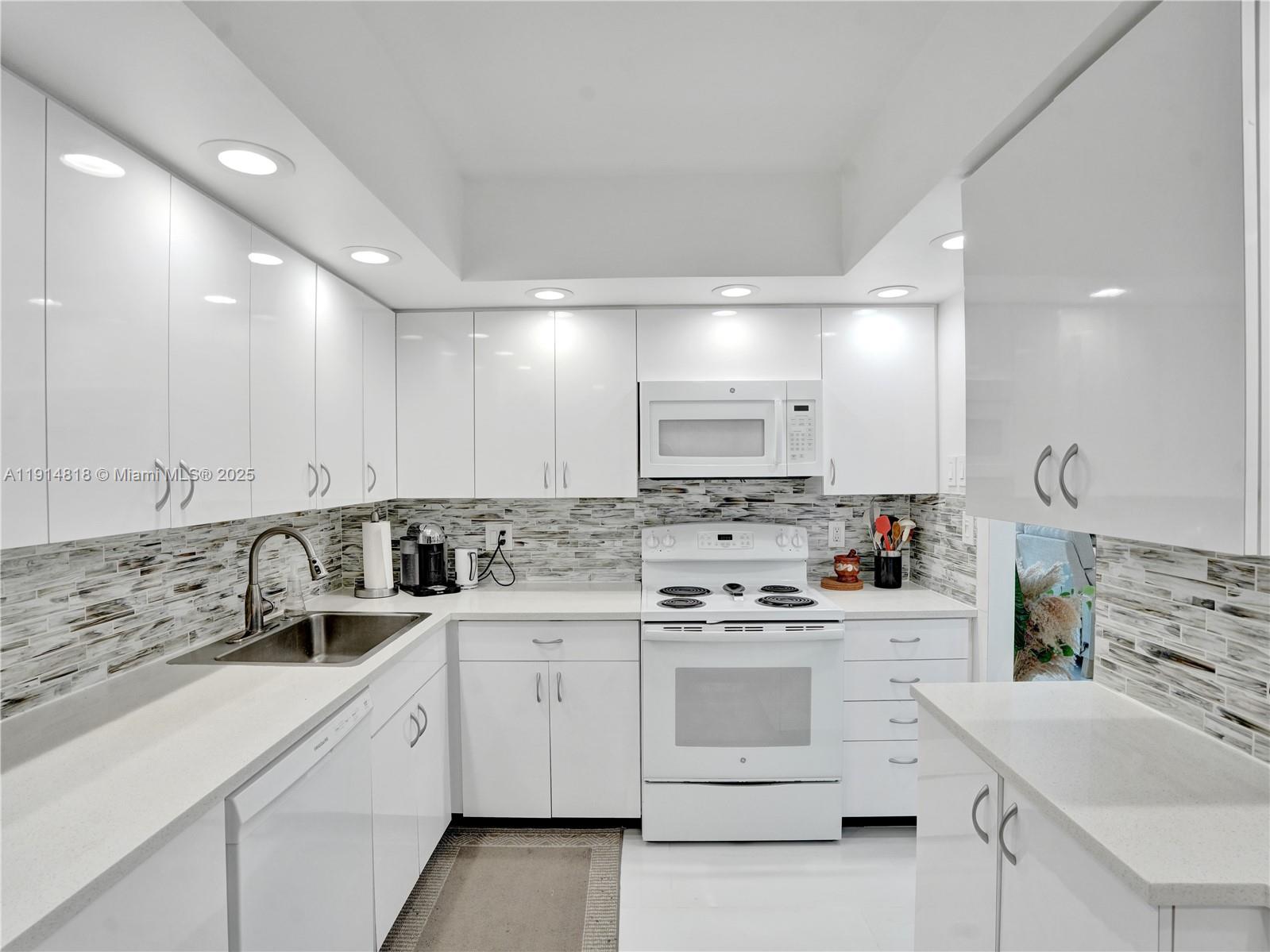 See details 1204 2 / 3 2444 sq. ft. $ 2025-11-15 0 Photo