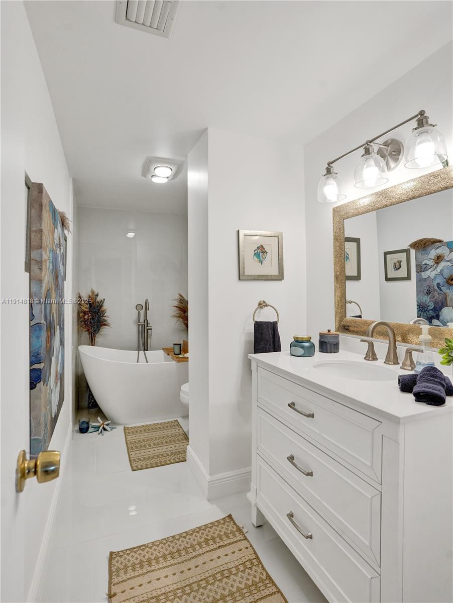 See details 1204 2 / 3 2444 sq. ft. $ 2025-11-15 0 Photo