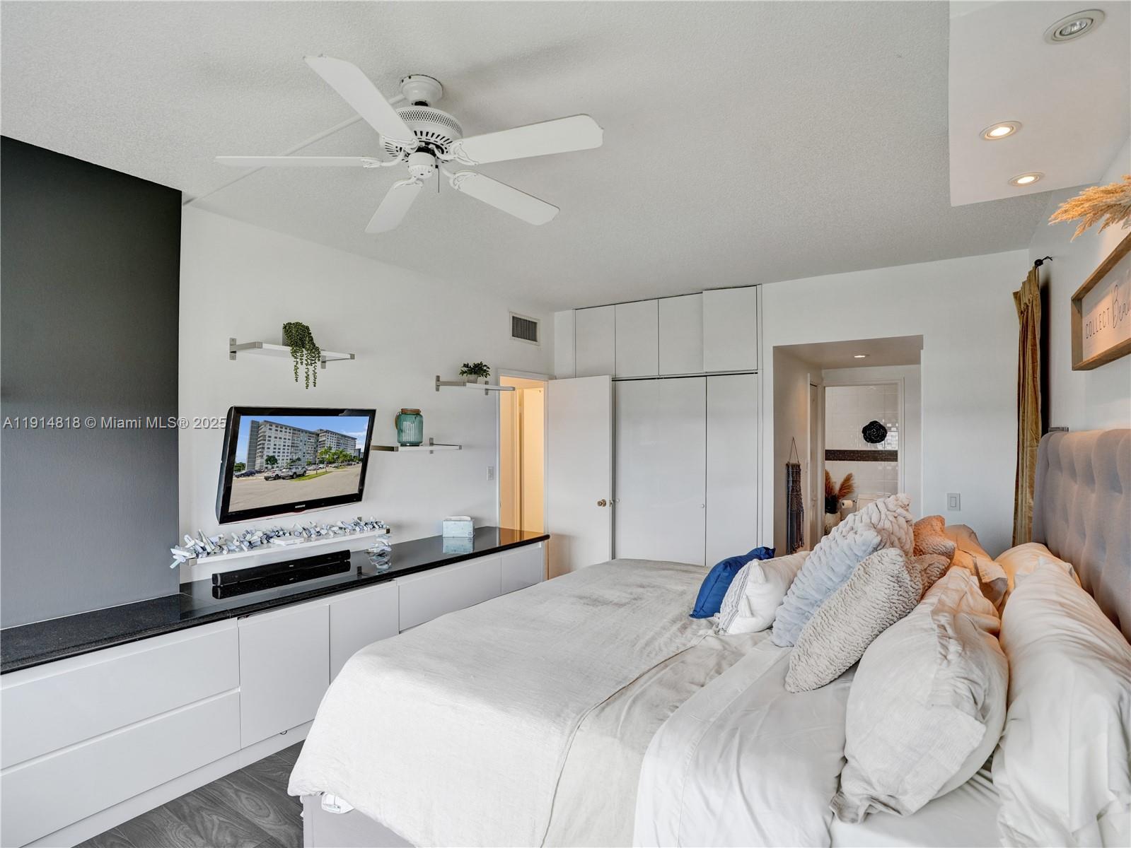 See details 1204 2 / 3 2444 sq. ft. $ 2025-11-15 0 Photo