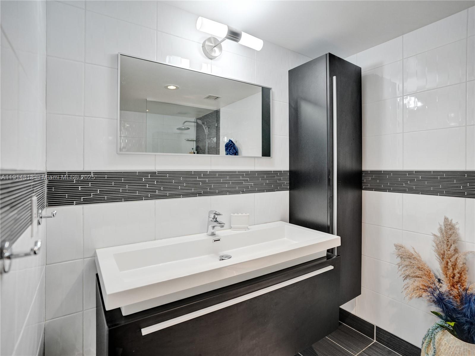 See details 1204 2 / 3 2444 sq. ft. $ 2025-11-15 0 Photo