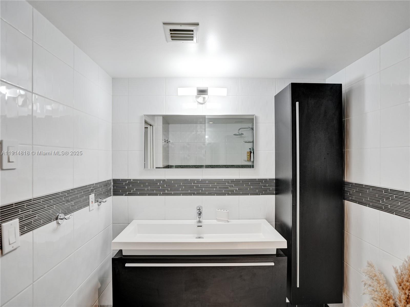 See details 1204 2 / 3 2444 sq. ft. $ 2025-11-15 0 Photo