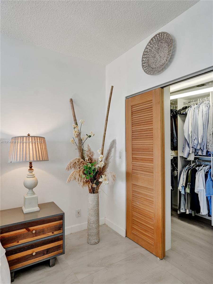 See details 1204 2 / 3 2444 sq. ft. $ 2025-11-15 0 Photo