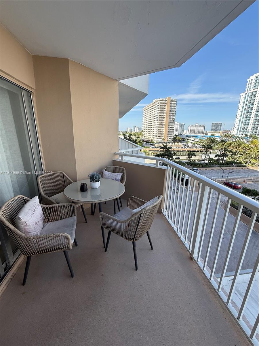 5B 1 / 2 870 sq. ft. $ 2025-11-16 0 foto