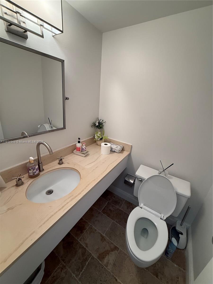 5B 1 / 2 870 sq. ft. $ 2025-11-16 0 foto