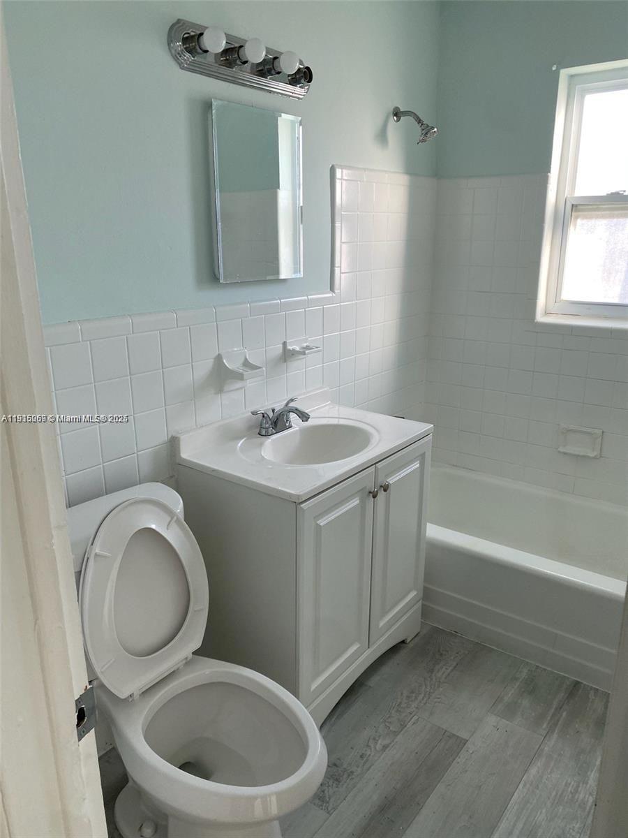 See details / 2096 sq. ft. $ 2025-11-16 0 Photo