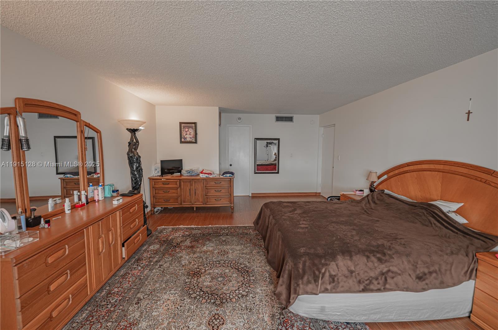 See details 1503 3 / 3 2400 sq. ft. $ 2025-11-17 0 Photo