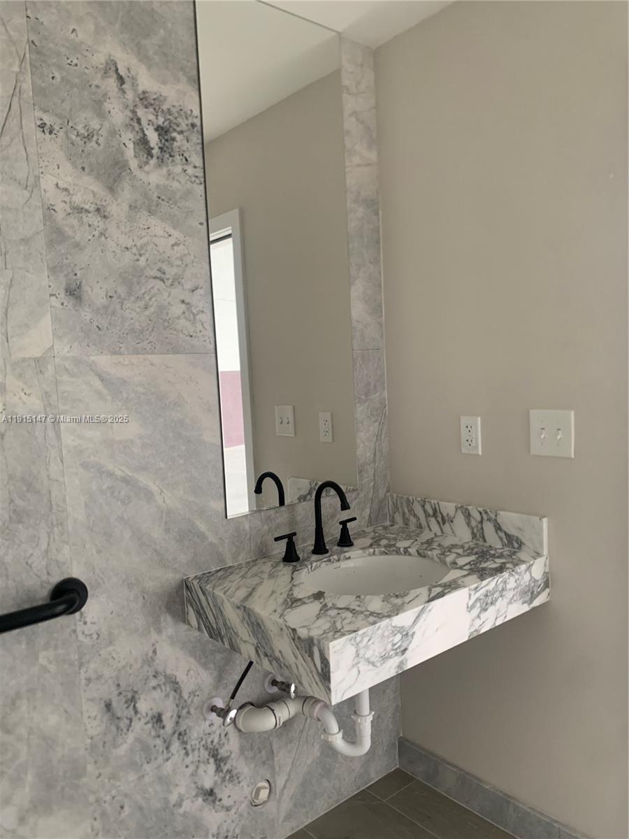   /   sq. ft. $ 2025-11-17 0 Photo